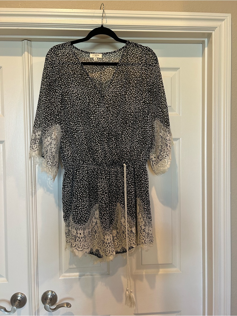 Bungee, Sz am, like new Women's Lace-Hem V-Neck Top with Drawstring Waist